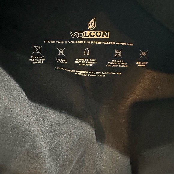 Volcom Men’s Large Rash Guard - Picture 4 of 4